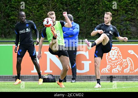 ZEIST - (lr) Jordan Teze of Holland, Matthijs de ligt of Holland, Teun Koopmeiners of Holland durante una sessione di formazione della nazionale olandese al Campus KNVB il 12 giugno 2022 a Zeist, Olanda. La nazionale olandese si sta preparando per la partita della UEFA Nations League contro il Galles. ANP GERRIT VAN COLOGNE Foto Stock