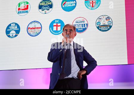 Palermo, Sicilia, Italia. 10th giugno 2022. Più di mille sostenitori del candidato di centro-destra per il comune di Palermo, Roberto Lagalla, hanno partecipato all'ultimo incontro prima del silenzio elettorale al Politeama Multisala di Palermo. Renato Schifani, Ignazio la Russa, Maurizio Gasparri, Gianfranco MiccichÃ¨, Saverio Romano, Carolina Varchi e Francesco Scoma sono stati tra i volti ben noti.IGNAZIO LA RUSSA, ex Ministro della Difesa (Credit Image: © Victoria Herranz/ZUMA Press Wire) Foto Stock