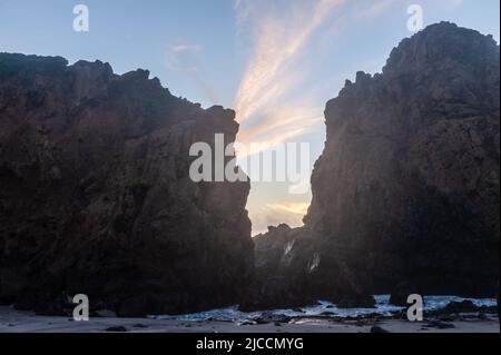 Maree di un mare tempestoso che si avvolge, tra le scogliere rocciose a Pfeiffer Beach, Big sur, California. Foto Stock