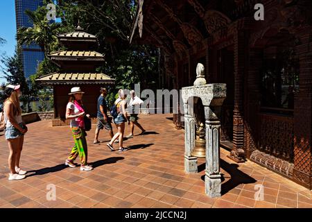 Brisbane Australia / i turisti visitano la Pagoda della Pace Nepalese in South Bank Parklands. Foto Stock