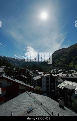 Il Cervino - vista sui tetti di Zermatt Foto Stock