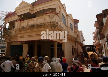 Prayagraj, India. 12th giugno 2022. Bulldozer che è usato da Prayagraj autorità di sviluppo amministrazione per demolire la residenza illegalmente costruita del cospiratore principale di protesta violenta e di pietra pelando la domenica a Prayagraj, India. Le proteste sono scoppiate in diverse parti del paese venerdì (10 giugno 2022) contro il portavoce del partito Bharatiya Janata hanno ora sospeso il commento derogatorio di Nupur Sharma sul Profeta Muhammad. Le proteste nel Prayagraj di Utttar Pradesh e in altri stati si sono trasformate in violente dove la polizia ha dovuto ricorrere alla lathi-carica. Credit: Anil Shakya/Alamy Live News Foto Stock