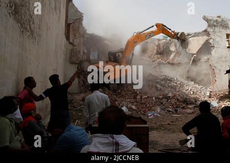 Prayagraj, India. 12th giugno 2022. Bulldozer che è usato da Prayagraj autorità di sviluppo amministrazione per demolire la residenza illegalmente costruita del cospiratore principale di protesta violenta e di pietra pelando la domenica a Prayagraj, India. Le proteste sono scoppiate in diverse parti del paese venerdì (10 giugno 2022) contro il portavoce del partito Bharatiya Janata hanno ora sospeso il commento derogatorio di Nupur Sharma sul Profeta Muhammad. Le proteste nel Prayagraj di Utttar Pradesh e in altri stati si sono trasformate in violente dove la polizia ha dovuto ricorrere alla lathi-carica. Credit: Anil Shakya/Alamy Live News Foto Stock