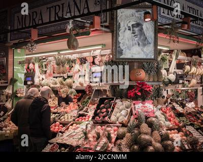 La frutta e la verdura, stallo mercato Triana a Siviglia, in Andalusia, Spagna Foto Stock