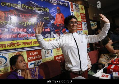 Piyali Basak, che ha recentemente scalato il Monte Everest e il Monte Lhotse alla cerimonia di elicitazione organizzata dal Senior Mountain Lovers Forum a Kolkata, India, il 11 giugno 2022. L'alpinista Piyali Basak, educatore della scuola elementare di Chandernagore, è quasi salito sul Monte Everest senza ossigeno aggiuntivo. Dopo aver raggiunto un'altezza di 8.450 metri, l'arrampicatore è stato assistito con supporto esterno di ossigeno. Ha realizzato il suo obiettivo dopo che centinaia di bengalesi hanno collaborato per oltre un mese per generare fondi per il suo vertice attraverso il crowdsourcing. I rapporti di vertice multipli dal Monte Everest indicano che oltre 4,00 Foto Stock