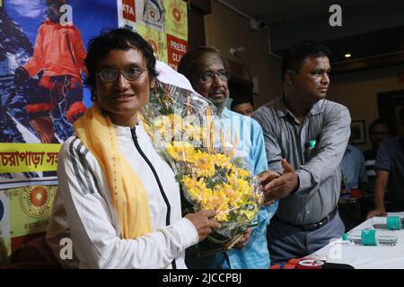 Piyali Basak, che ha recentemente scalato il Monte Everest e il Monte Lhotse alla cerimonia di elicitazione organizzata dal Senior Mountain Lovers Forum a Kolkata, India, il 11 giugno 2022. L'alpinista Piyali Basak, educatore della scuola elementare di Chandernagore, è quasi salito sul Monte Everest senza ossigeno aggiuntivo. Dopo aver raggiunto un'altezza di 8.450 metri, l'arrampicatore è stato assistito con supporto esterno di ossigeno. Ha realizzato il suo obiettivo dopo che centinaia di bengalesi hanno collaborato per oltre un mese per generare fondi per il suo vertice attraverso il crowdsourcing. I rapporti di vertice multipli dal Monte Everest indicano che oltre 4,00 Foto Stock