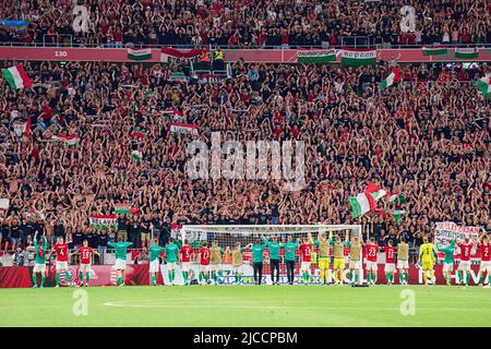 Il Team HUN festeggia con i tifosi nella partita UEFA Nations League 2022 UNGHERIA - GERMANIA 1-1 nella stagione 2022/2023 il Juni 11, 2022 a Budapest, Ungheria. © Peter Schatz / Alamy Live News Foto Stock