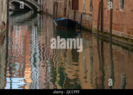 Arte astratta a causa dello specchio in vari colori sull'acqua Foto Stock