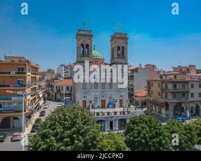 Veduta aerea della Chiesa Metropolitana di San Basilio e della piazza centrale della città di Tripoli ad Arcadia, Grecia, Europa Foto Stock