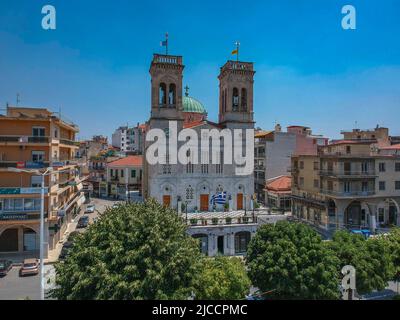 Veduta aerea della Chiesa Metropolitana di San Basilio e della piazza centrale della città di Tripoli ad Arcadia, Grecia, Europa Foto Stock