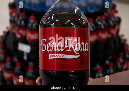 Mosca, Russia. 10th giugno 2022. Una bottiglia di “Bela-Kola” prodotta in Bielorussia vista in un negozio di alimentari a Mosca. Dopo che Coca-Cola ha annunciato che stava arrestando il commercio in Russia, il nuovo prodotto ha colpito gli scaffali nei supermercati di Mosca. Credit: SOPA Images Limited/Alamy Live News Foto Stock