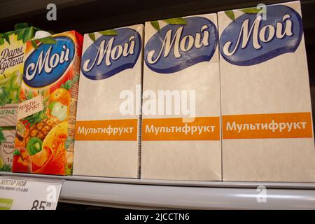 Mosca, Russia. 10th giugno 2022. Confezioni colorate e bianche sono visibili sugli scaffali di un negozio di alimentari a Mosca. Alcuni produttori di succhi e di alimenti per bambini hanno riscontrato carenze di cartone, vernici speciali e vernici utilizzate nella produzione di imballaggi a causa delle sanzioni imposte alla Russia. Credit: SOPA Images Limited/Alamy Live News Foto Stock