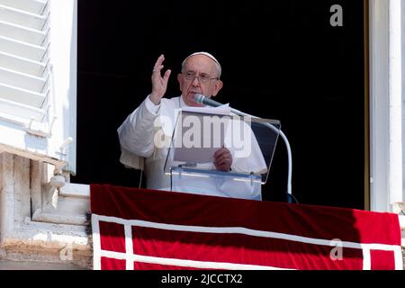 Vaticano. 12th giugno 2022. Italia, Roma, Vaticano, 2022/06/12.Papa Francesco adora la folla dalla finestra del Palazzo Apostolico che si affaccia su Piazza San Pietro durante la preghiera dell'Angelus in Vaticano. Foto di Mediia Vaticana/Stampa Cattolica Foto . LIMITATO ALL'USO EDITORIALE - NO MARKETING - NO CAMPAGNE PUBBLICITARIE. Credit: Independent Photo Agency/Alamy Live News Foto Stock