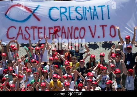 Vaticano. 12th giugno 2022. Italia, Roma, Vaticano, 2022/06/12.Papa Francesco adora la folla dalla finestra del Palazzo Apostolico che si affaccia su Piazza San Pietro durante la preghiera dell'Angelus in Vaticano. Foto di Mediia Vaticana/Stampa Cattolica Foto . LIMITATO ALL'USO EDITORIALE - NO MARKETING - NO CAMPAGNE PUBBLICITARIE. Credit: Independent Photo Agency/Alamy Live News Foto Stock