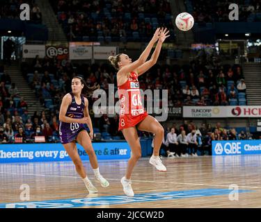 12th giugno 2022; Ken Rosewall Arena, Sydney, nuovo Galles del Sud, Australia; Australian Suncorp Super Netball, NSW Swifts versus Queensland Firebirds; Kelly Singleton of the Swifts cattura la palla Foto Stock