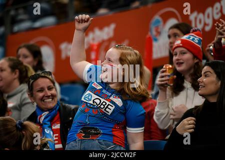 12th giugno 2022; Ken Rosewall Arena, Sydney, nuovo Galles del Sud, Australia; Australian Suncorp Super Netball, NSW Swifts contro Queensland Firebirds; un giovane fan Swifts allieta la sua squadra Foto Stock