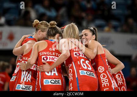 12th giugno 2022; Ken Rosewall Arena, Sydney, nuovo Galles del Sud, Australia; Australian Suncorp Super Netball, NSW Swifts versus Queensland Firebirds; Maddy orgogliosa delle Swifts nel team huddle Foto Stock