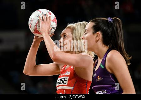 12th giugno 2022; Ken Rosewall Arena, Sydney, nuovo Galles del Sud, Australia; Australian Suncorp Super Netball, NSW Swifts versus Queensland Firebirds; Helen Housby of the Swifts si prepara a sparare Foto Stock