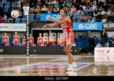 12th giugno 2022; Ken Rosewall Arena, Sydney, nuovo Galles del Sud, Australia; Australian Suncorp Super Netball, NSW Swifts versus Queensland Firebirds; Allie Smith of the Swifts passa la palla Foto Stock