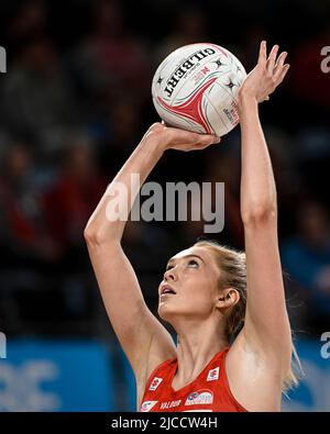 12th giugno 2022; Ken Rosewall Arena, Sydney, nuovo Galles del Sud, Australia; Australian Suncorp Super Netball, NSW Swifts versus Queensland Firebirds; Helen Housby of the Swifts si prepara a sparare Foto Stock