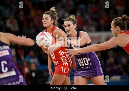 12th giugno 2022; Ken Rosewall Arena, Sydney, nuovo Galles del Sud, Australia; Australian Suncorp Super Netball, NSW Swifts versus Queensland Firebirds; Gabi Simpson of the Queensland Firebirds passa la palla Foto Stock