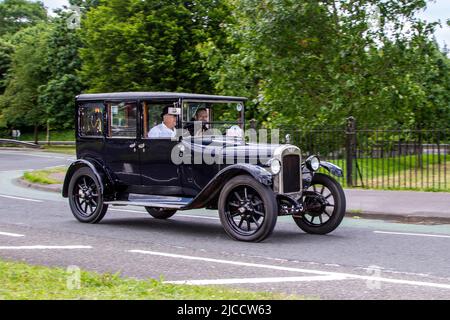 1927 20s Twenties Black AUSTIN 1670cc berlina; automobili ha presentato durante l'anno 58th del Manchester to Blackpool Touring Assembly per Veteran, Vintage, Classic e automobili care. Foto Stock