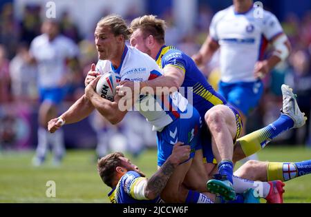 Il Jacob Miller di Wakefield Trinity viene affrontato durante la partita della Betfred Super League al Be Well Support Stadium, Wakefield. Data foto: Domenica 12 giugno 2022. Foto Stock