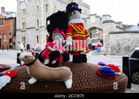 Windsor, Regno Unito. 4th giugno 2022. All'esterno del Castello di Windsor è raffigurato un topper da cartolina realizzato a mano in stile regale per celebrare il platino della Regina Elisabetta II Foto Stock