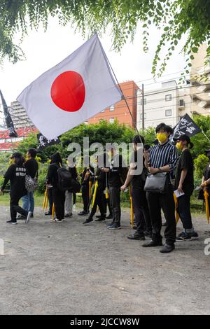 Tokyo, Giappone. 12th giugno 2022. Partecipante al triennale del 12 giugno 2019 Hong Kong protesta a Tokyo detiene la bandiera nazionale giapponese. Il 12 giugno 2022 segna il terzo anniversario della protesta di Hong Kong del 12 giugno 2019. E' stata scatenata dal controverso disegno di legge di emendamento dei delinquenti fuggitivi, noto anche come disegno di legge sull'estradizione. Diverse migliaia di cittadini di Hong Kong hanno manifestato contro il progetto di legge ed è stato l'inizio delle proteste di Hong Kong (2019-2020). (Foto di Stanislav Koggiku/SOPA Images/Sipa USA) Credit: Sipa USA/Alamy Live News Foto Stock