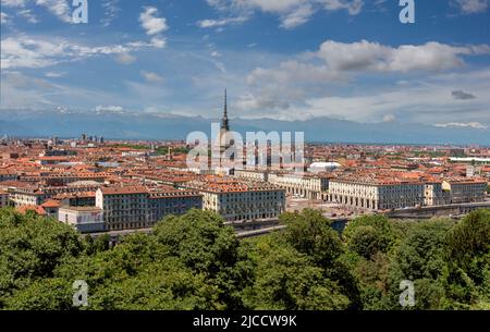Torino, Piemonte, Italia - paesaggio urbano dall'alto con piazza Vittorio e la Mole Antonelliana simbolo architettonico della città di Torino, nel bac Foto Stock