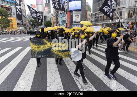 I manifestanti cantano slogan a favore della democrazia mentre marciavano per le strade di Shibuya durante il triennio della protesta di Hong Kong del 12 giugno 2019. Il 12 giugno 2022 segna il terzo anniversario della protesta di Hong Kong del 12 giugno 2019. E' stata scatenata dal controverso disegno di legge di emendamento dei delinquenti fuggitivi, noto anche come disegno di legge sull'estradizione. Diverse migliaia di cittadini di Hong Kong hanno manifestato contro il progetto di legge ed è stato l'inizio delle proteste di Hong Kong (2019-2020). (Foto di Stanislav Koggiku/SOPA Images/Sipa USA) Foto Stock