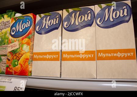 Mosca, Russia. 10th giugno 2022. Confezioni colorate e bianche sono visibili sugli scaffali di un negozio di alimentari a Mosca. Alcuni produttori di succhi e di alimenti per bambini hanno riscontrato carenze di cartone, vernici speciali e vernici utilizzate nella produzione di imballaggi a causa delle sanzioni imposte alla Russia. (Foto di Vlad Karkov/SOPA Images/Sipa USA) Credit: Sipa USA/Alamy Live News Foto Stock