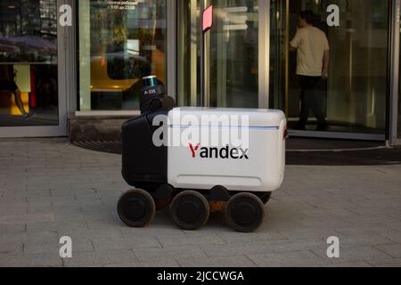 Mosca, Russia. 7th giugno 2022. Un robot di consegna Yandex è visto presso la sede centrale Yandex a Mosca. Il CEO della società Arkady Volozh si è dimesso dopo che era stato preso di mira dalle sanzioni occidentali. L'uomo d'affari ha descritto le sanzioni come 'guidato e in ultima analisi counterproductiveâ (Credit Image: © Vlad Karkov/SOPA Images via ZUMA Press Wire) Foto Stock