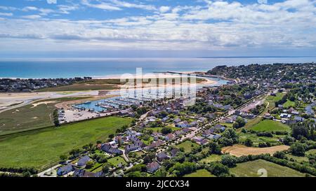 Immagine aerea di Carteret Village, estuario, mare e spiaggia Foto Stock