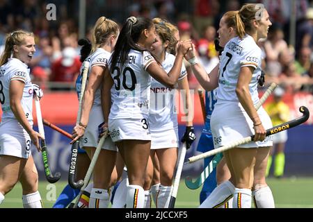 Ambre Ballenghien, in Belgio, festeggia dopo aver segnato una partita di hockey tra le Red Panthers belghe e l'India nella fase di gruppo (gioco 12 su 16) della Women's FIH Pro League, domenica 12 giugno 2022 a Wilrijk, Anversa. BELGA FOTO JOHAN EYCKENS Foto Stock