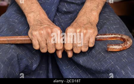 Mano dell'anziano del sud-est asiatico. Concetto di artrite reumatoide, osteoartrite, o dolore articolare. Foto Stock