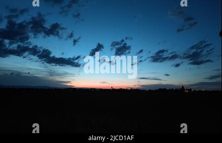 Magnifico cielo notturno dinamico / tramonto sulla città di Neuenburg, alsazia, francia Foto Stock
