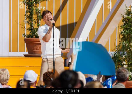 Ruggine, Germania. 12th giugno 2022. Tim Peters è sul palco cantando durante la trasmissione dal vivo del film 'Immer wieder sonntags'. Lo spettacolo viene trasmesso in diretta la domenica su ARD. Credit: Rin/dpa/Alamy Live News Foto Stock