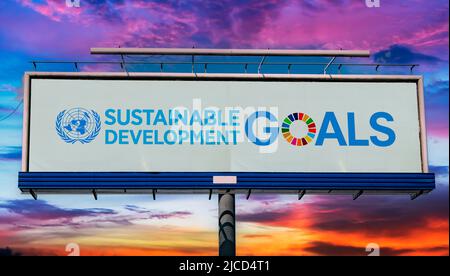 POZNAN, POL - 1 MAGGIO 2022: Cartellone pubblicitario con logo degli obiettivi di sviluppo sostenibile, una raccolta di 17 obiettivi globali interconnessi Foto Stock