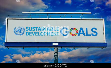 POZNAN, POL - 1 MAGGIO 2022: Cartellone pubblicitario con logo degli obiettivi di sviluppo sostenibile, una raccolta di 17 obiettivi globali interconnessi Foto Stock