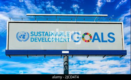 POZNAN, POL - 1 MAGGIO 2022: Cartellone pubblicitario con logo degli obiettivi di sviluppo sostenibile, una raccolta di 17 obiettivi globali interconnessi Foto Stock