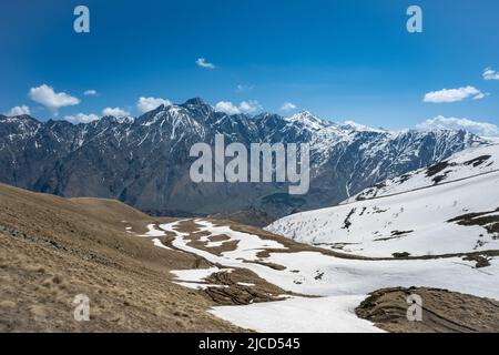 Escursionisti sul sentiero del monte Kazbeg. Montagne del Caucaso. Stepantsminda, Repubblica di Georgia. Foto Stock