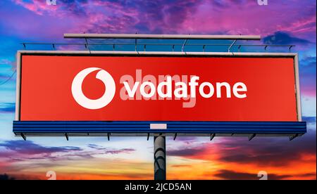 POZNAN, POL - 1 MAGGIO 2022: Cartellone pubblicitario con logo di Vodafone Group, una multinazionale britannica di telecomunicazioni Foto Stock