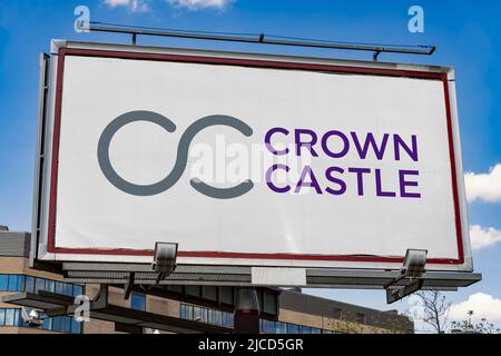 POZNAN, POL - 1 MAGGIO 2022: Cartellone pubblicitario con logo Crown Castle, un fondo di investimento immobiliare e fornitore di comunicazione condivisa Foto Stock