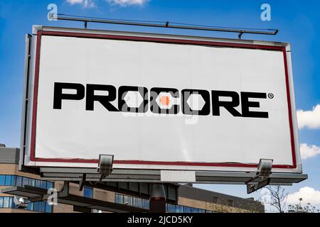 POZNAN, POL - 1 MAGGIO 2022: Cartellone pubblicitario con logo di Procore Technologies, un software di gestione delle costruzioni come società di servizi Foto Stock