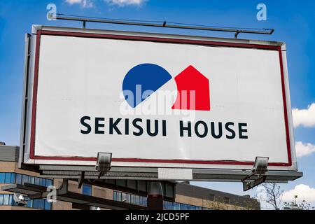 POZNAN, POL - 1 MAGGIO 2022: Cartellone pubblicitario che mostra il logo di Sekisui House, uno dei più grandi costruttori di case del Giappone Foto Stock