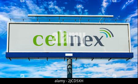 POZNAN, POL - 1 MAGGIO 2022: Cartellone pubblicitario con logo di Cellnex Telecom, un'infrastruttura di telecomunicazioni wireless spagnola e servic Foto Stock