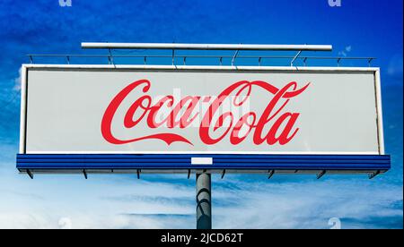 POZNAN, POL - 1 MAGGIO 2022: Cartellone pubblicitario con logo di Coca Cola Foto Stock
