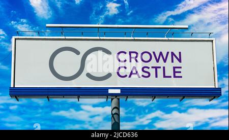 POZNAN, POL - 1 MAGGIO 2022: Cartellone pubblicitario con logo Crown Castle, un fondo di investimento immobiliare e fornitore di comunicazione condivisa Foto Stock