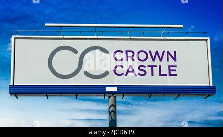 POZNAN, POL - 1 MAGGIO 2022: Cartellone pubblicitario con logo Crown Castle, un fondo di investimento immobiliare e fornitore di comunicazione condivisa Foto Stock